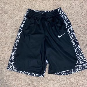NIKE YOUTH X-LARGE BLACK/WHITE SHORTS